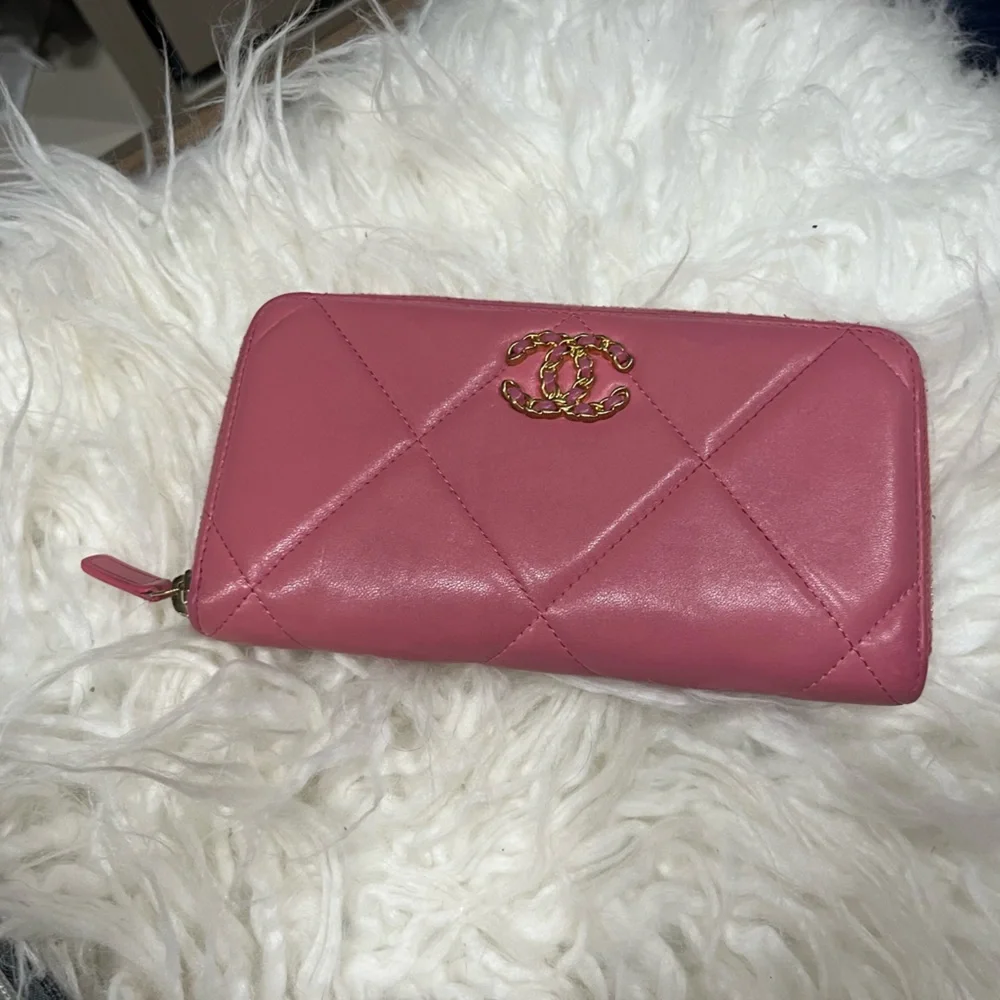 Coveted C 19 Pink Quilted Wallet - Picture 1 of 8